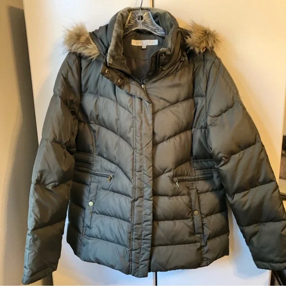 Larry Levine Women’s Down Winter Size Olive